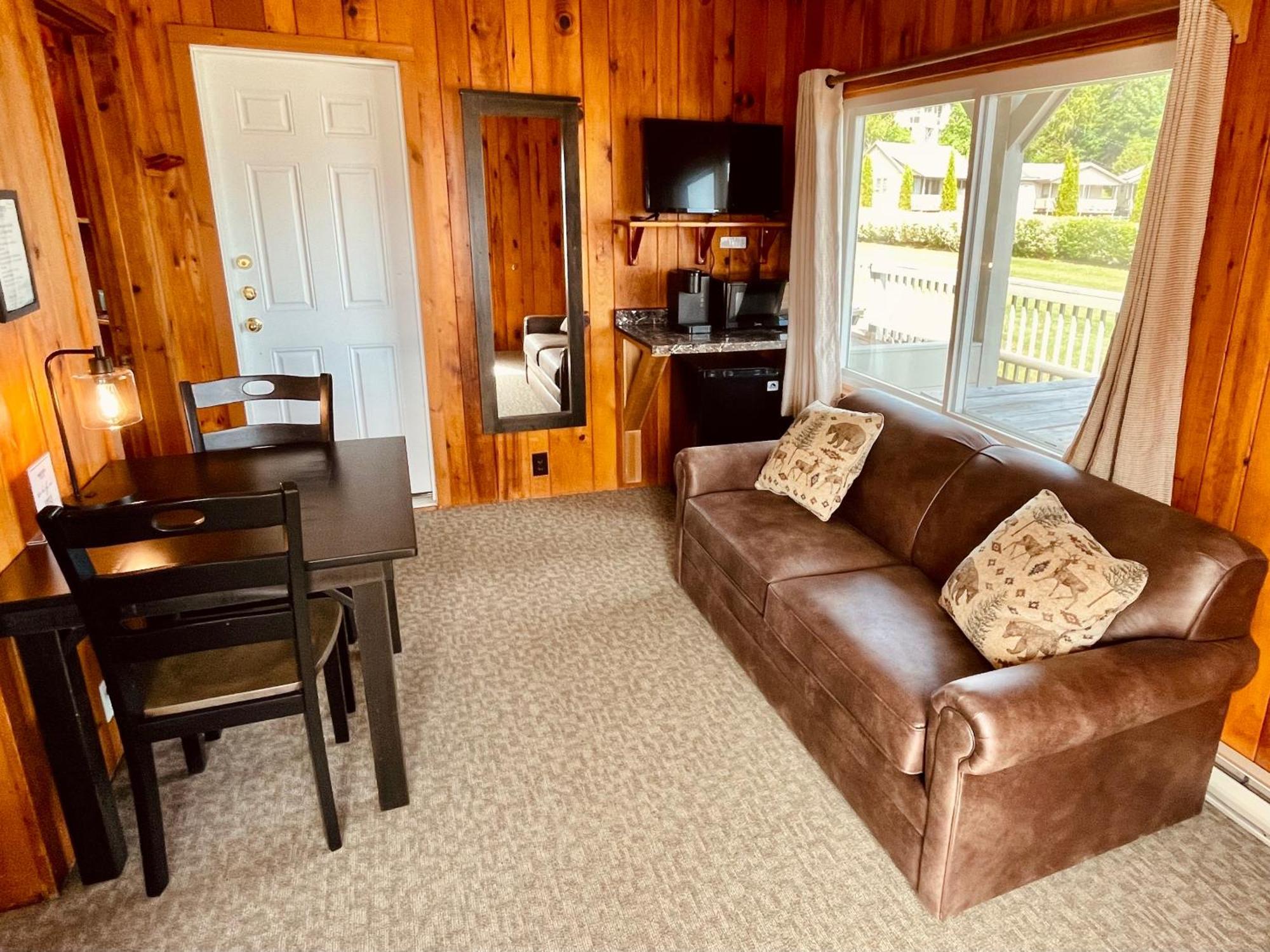 Waters Edge Lodge Лейк Джордж Екстериор снимка