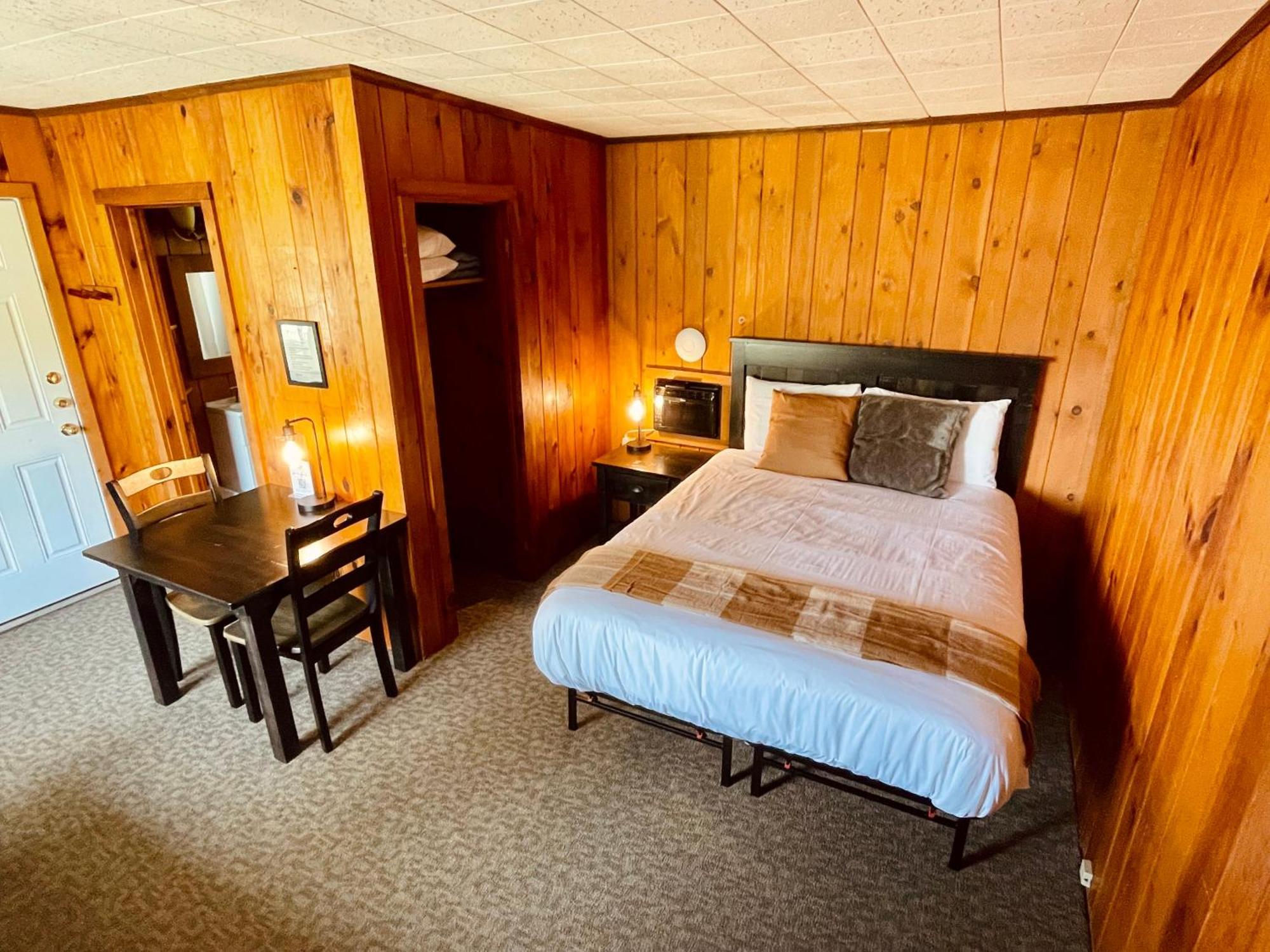Waters Edge Lodge Лейк Джордж Екстериор снимка