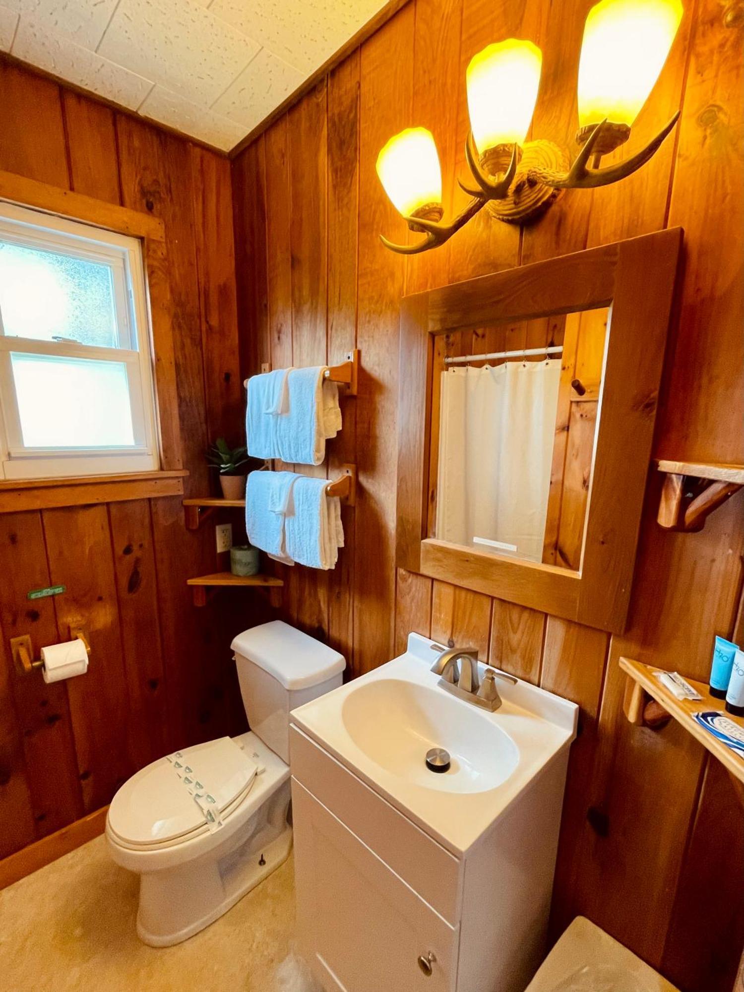Waters Edge Lodge Лейк Джордж Екстериор снимка
