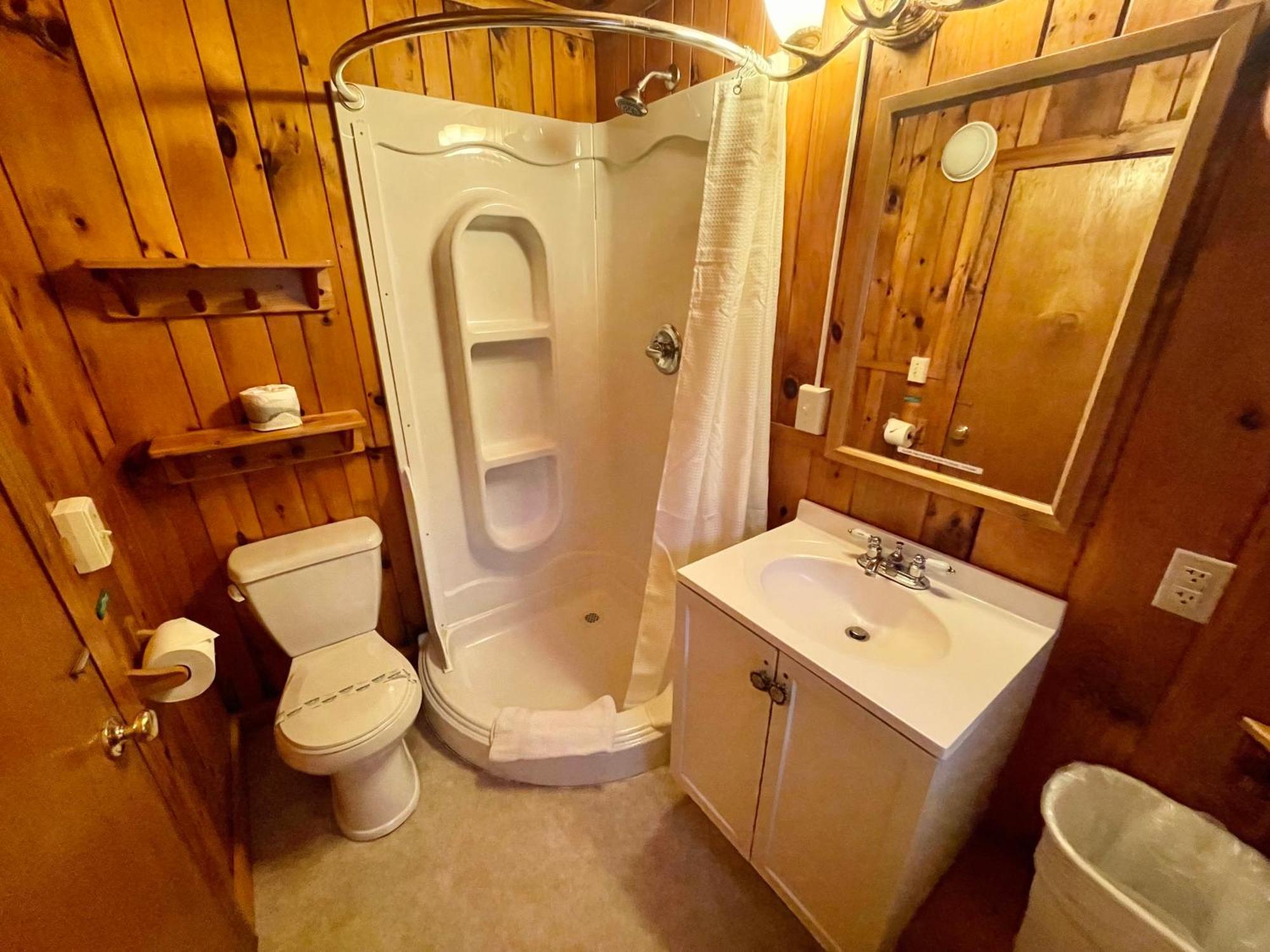 Waters Edge Lodge Лейк Джордж Екстериор снимка