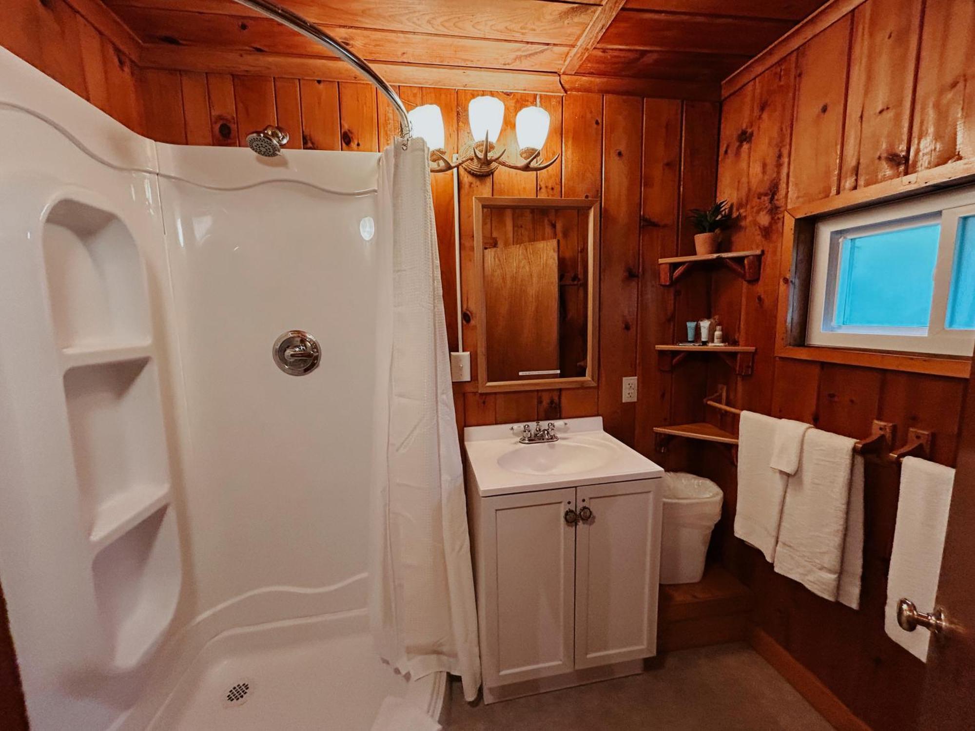 Waters Edge Lodge Лейк Джордж Екстериор снимка